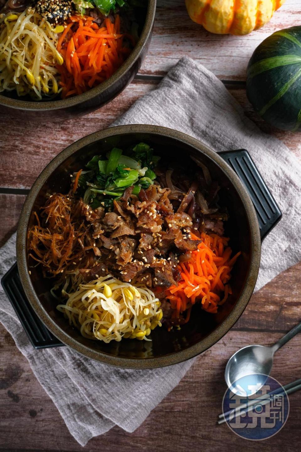 「韓式牛肉拌飯」有滷牛蒡絲、時蔬、紅蘿蔔、黃豆芽、黑木耳，食感豐富。（140元／份）