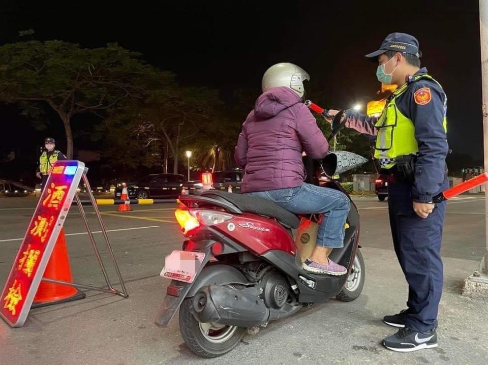 高市警方攔檢機車駕駛人進行酒測。   圖：高雄市政府提供