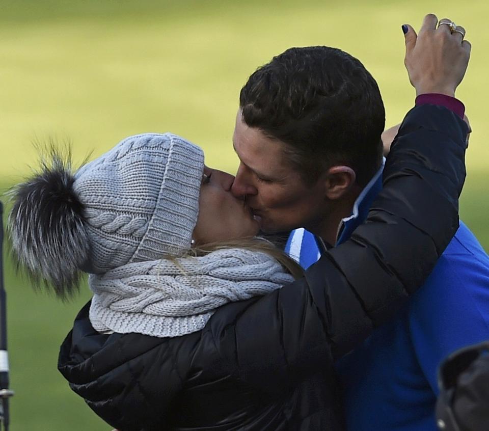 European Ryder Cup player Justin Rose and his wife Kate kiss on the 17th green after he won his foursomes 40th Ryder Cup match at Gleneagles in Scotland September 26, 2014. REUTERS/Toby Melville (BRITAIN - Tags: SPORT GOLF)