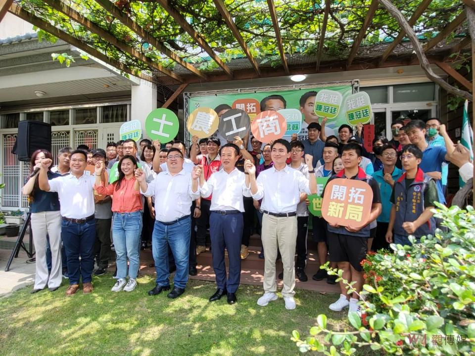 蔡易餘說，民進黨在分享年輕世代時，提到台北吳怡農、謝佩芬、新北賴品妤，都沒人講到嘉義蔡易餘，但他明明還比吳怡農少一歲，他笑說不是年紀老、是出道早。立委至今做7年，從陳明文、張花冠到現在翁章梁縣長，整個嘉義縣從農業縣變成農工大縣，大家有目共睹。蔡易餘強調，身為立委很重要，因為要抓緊中央資源給縣政府，他和委員陳明文這幾年都沒有休息，每天都討論如何分進合集，希望嘉義縣可以迅速壯大。