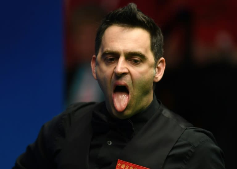 Ronnie O'Sullivan needs to win seven frames from a possible nine to advance and equal Stephen Hendry's record of 12 Crucible semi-finals