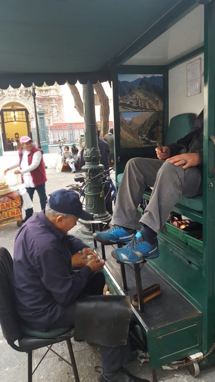 José Zarate Laura en su puesto para lustrar zapatos, en Lima, Perú.