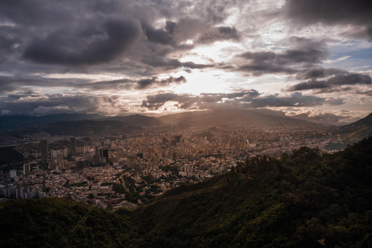 Una vista de Caracas desde el teleférico de la capital venezolana, que asciende hacia El Ávila, el 20 de diciembre de 2019. (Adriana Loureiro Fernández / The New York Times)