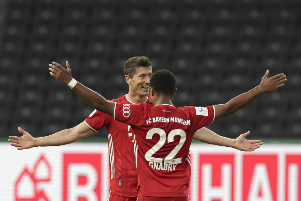Robert Lewandowski (atrás), del Bayern Múnich, festeja luego de anotar el tercer tanto de su equipo ante el Bayer Leverkusen, en la final de la Copa de Alemania, disputada el sábado 4 de julio de 2020 (AP Foto/Michael Sohn)