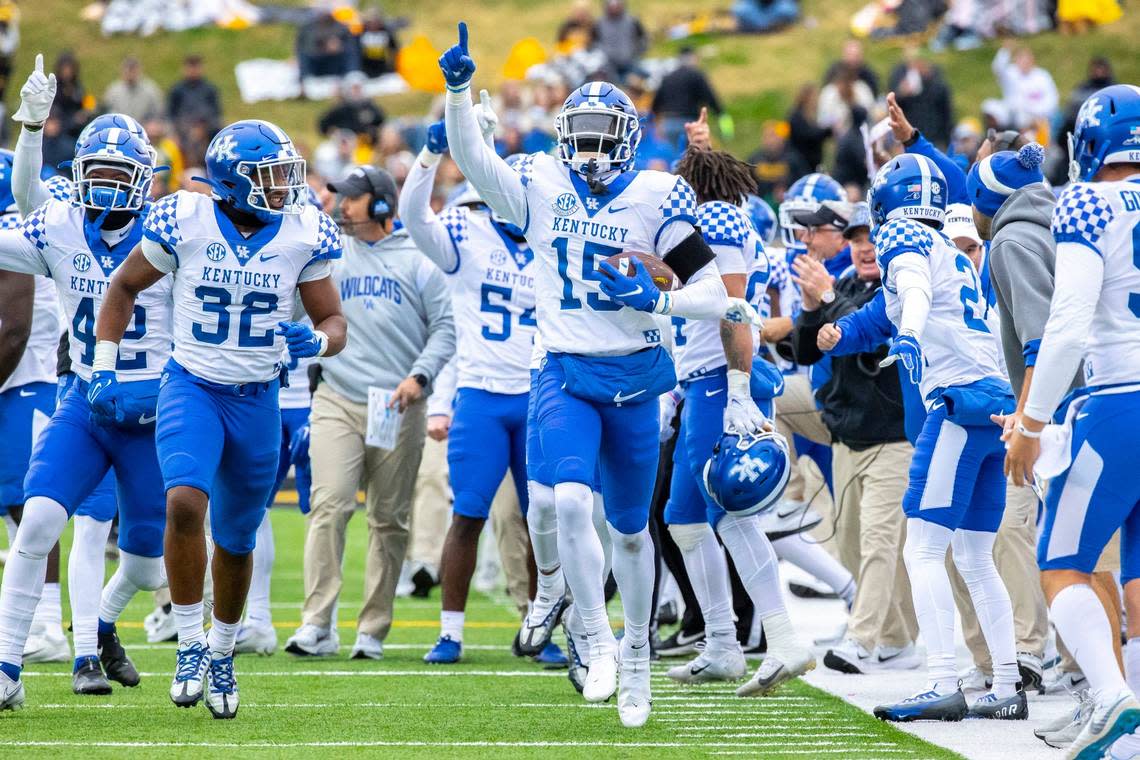 Kentucky linebacker Jordan Wright (15) celebrated after recovering a fumble during UK’s 21-14 win at Missouri last week. Going into Saturday’s game with Vanderbilt, the 6-foot-5, 231-pound super-senior leads the Wildcats in tackles for loss (7.5) and quarterback hurries (three).