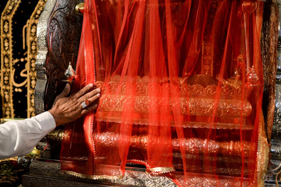 <p>A Shiite Muslim man enters the Hussainiya prayer room during the month of Ramadan at the Al-Khoei Foundation in Jamaica, Queens, New York, May 29, 2017. (Amr Alfiky/Reuters) </p>