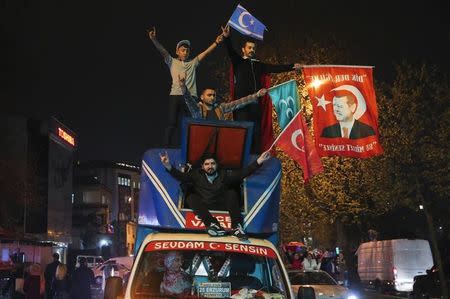 Supporters of Turkish President Tayyip Erdogan celebrate in Istanbul April 16, 2017. REUTERS/Huseyin Aldemir