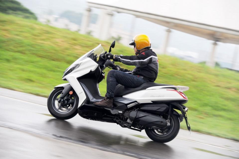 返攻台灣的三百壯士! KYMCO DOWNTOWN 350i ABS試乘報導