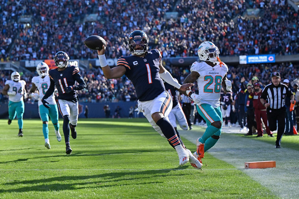 Justin Fields a fait la plupart de ses dégâts avec ses jambes lors de la semaine 9, mais a accumulé le plus de points fantastiques de tous les QB cette saison.  (Photo de Quinn Harris/Getty Images)