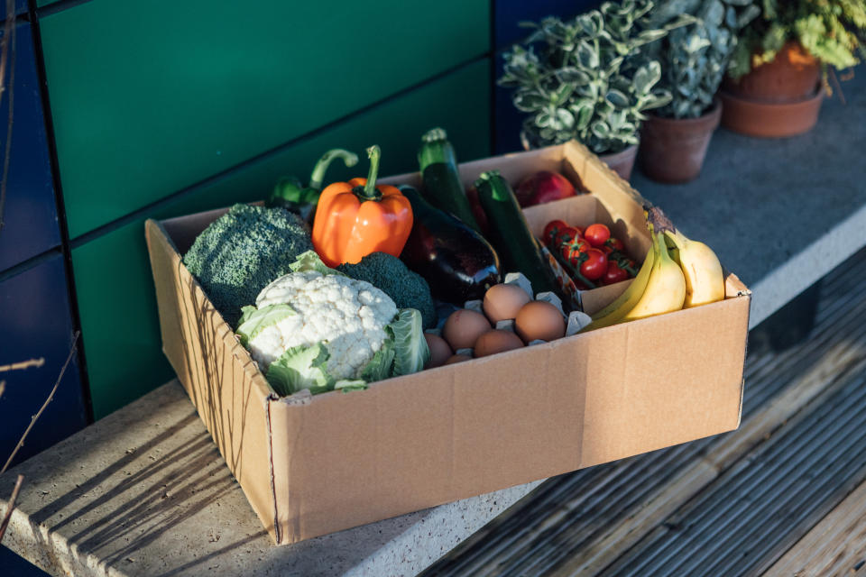 Karton mit frischem Gemüse