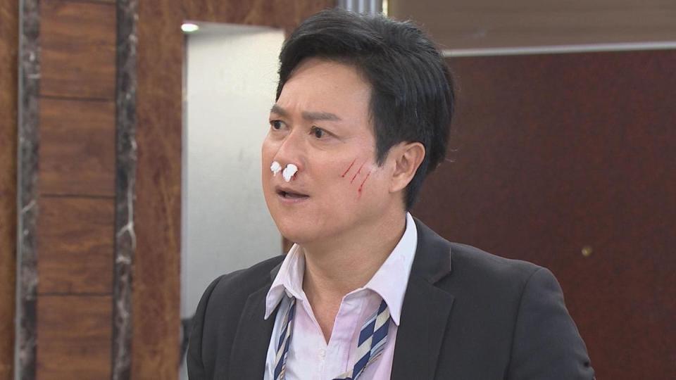 《黃金歲月》王燦被羅巧倫打到噴鼻血，用衛生紙塞鼻子讓人看得哭笑不得。（民視提供）