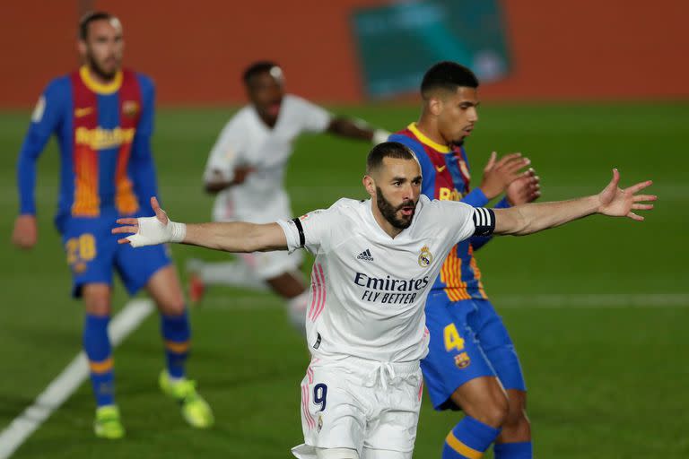 Benzema empieza a festejar su golazo de taco, el primero de Real Madrid