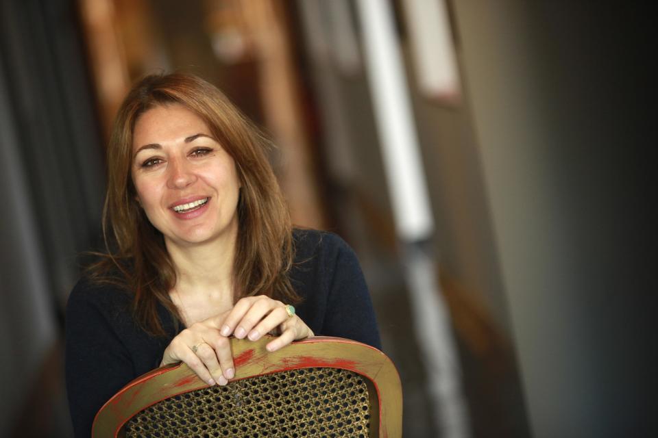 Durant la promotion de <em>La Famille Wolberg </em>en 2009, Valérie Benguigui laisse le magazine <em>Elle </em>la suivre le temps d’une journée. La comédienne se livre sur ses habitudes, sur sa vie avec son mari Eric Wapler, restaurateur, et leurs fils César et Abraham, alors âgés de 16 et 12 ans. "<em>Je suis une vraie épicurienne. J’aime rire, manger, boire, danser, faire l’idiote et fumer (mais je vais arrêter, mes enfants me l’ont demandé pour Noël). Le matin, c’est une torture de sortir de mon lit. Depuis que mes fils sont assez grands pour se lever seuls, je savoure</em>", déclare l’actrice dans ce portrait marqué par son naturel et sa sincérité. <em>(Photo by Franck CRUSIAUX/Gamma-Rapho via Getty Images)</em>