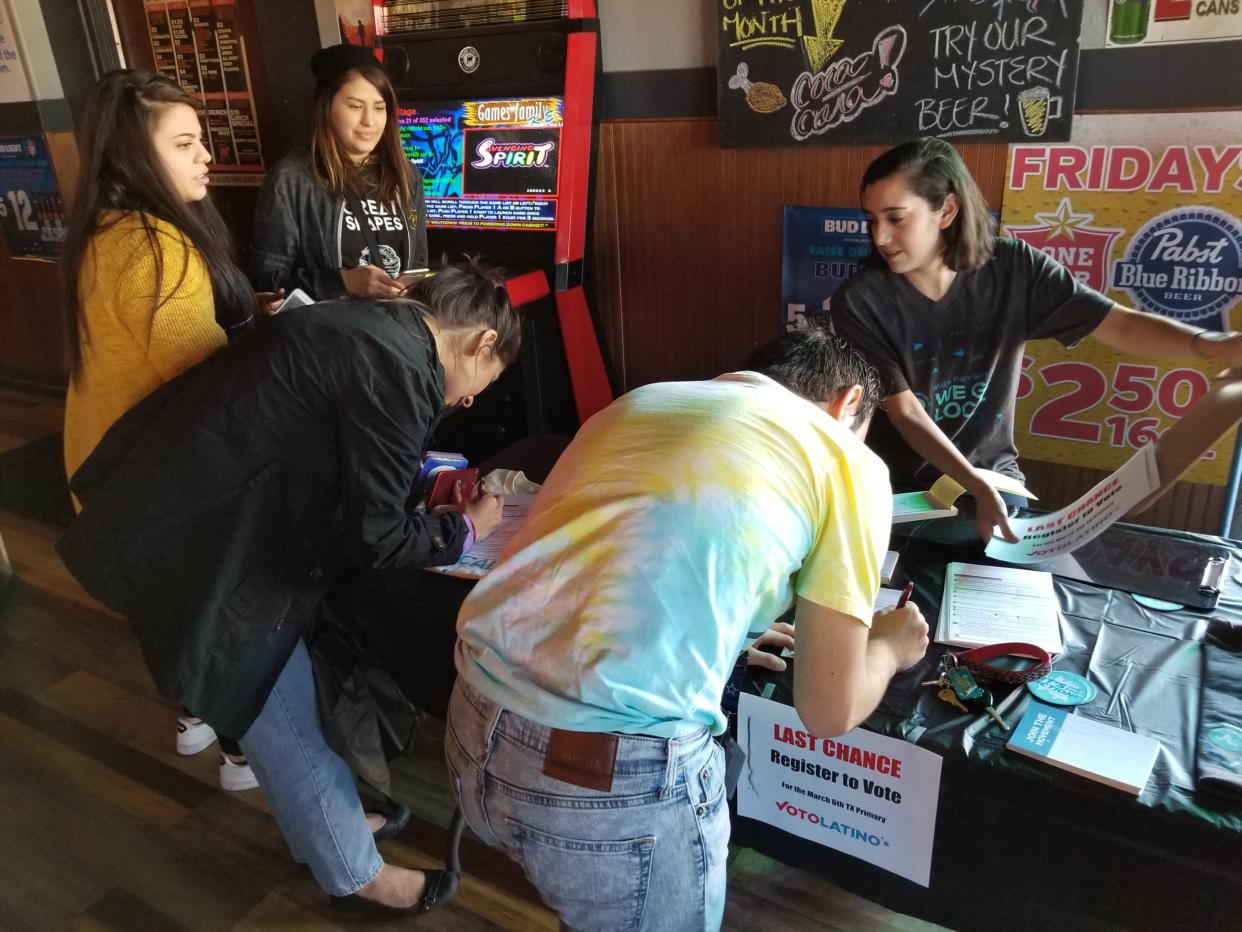 Mary Ibarra of Voto Latino registers voters at the Brass Monkey in El Paso, Texas. (Photo: Christopher Wilson/Yahoo News)