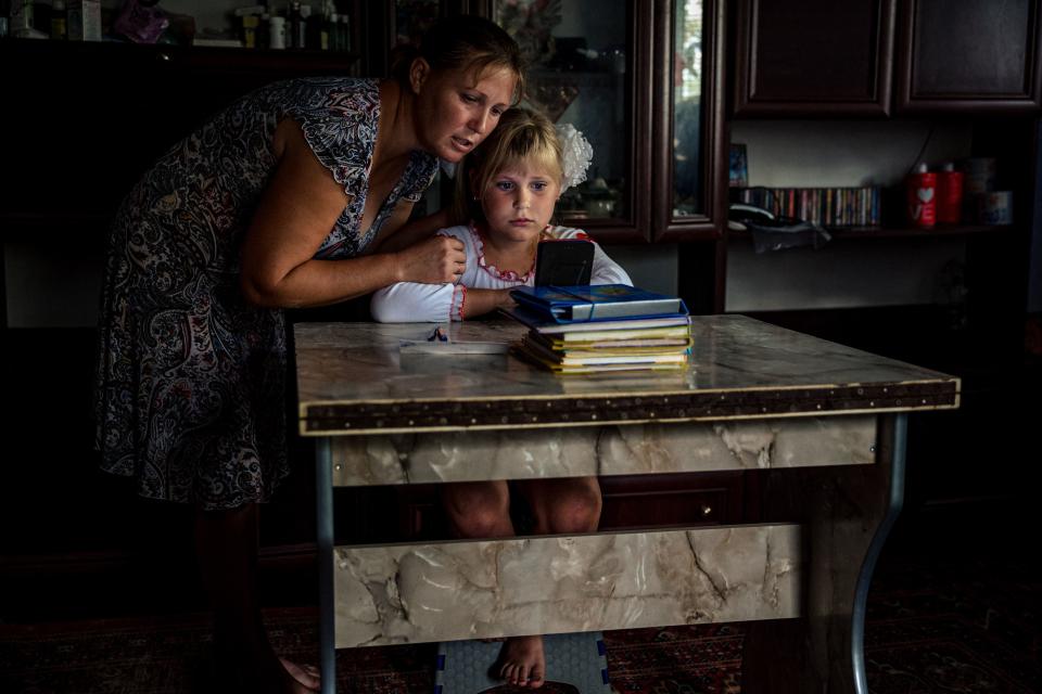 戰火無情，竟讓烏克蘭9歲女童安東尼娜習慣在砲火聲中生活。（AFP）