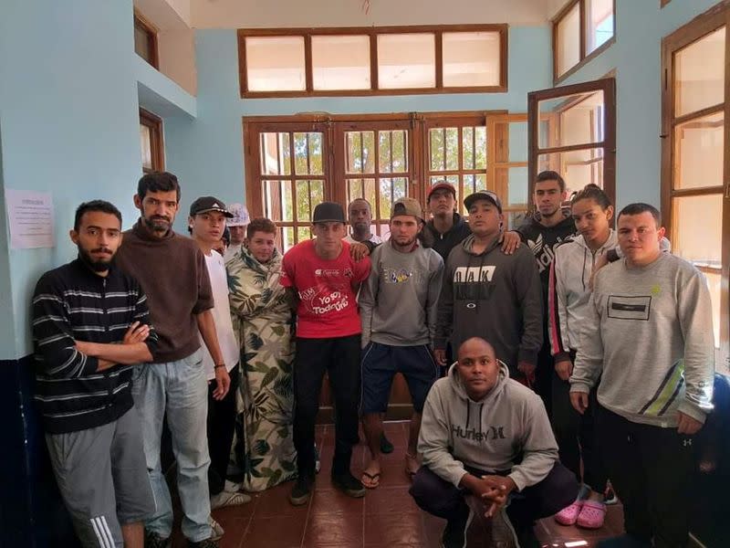 Foto de un grupo de hinchas de fútbol colombianos posando en una escuela en La Quiaca, Jujuy, Argentina