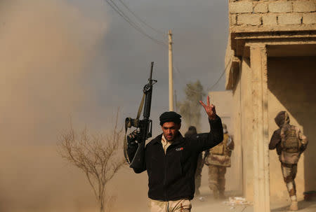 Iraqi forces backed by tribal militias during battle to retake a village from the Islamic State on the eastern bank of the river Tigris, Iraq December 7, 2016. REUTERS/Mohammed Salem