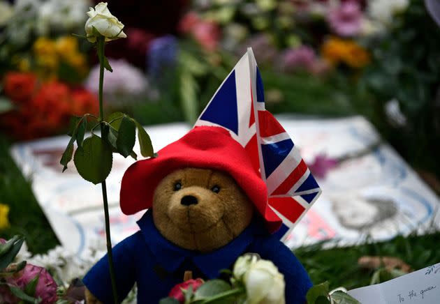 Another Paddington Bear teddy in Green Park, near Buckingham Palace. (Photo: STEPHANE DE SAKUTIN via Getty Images)