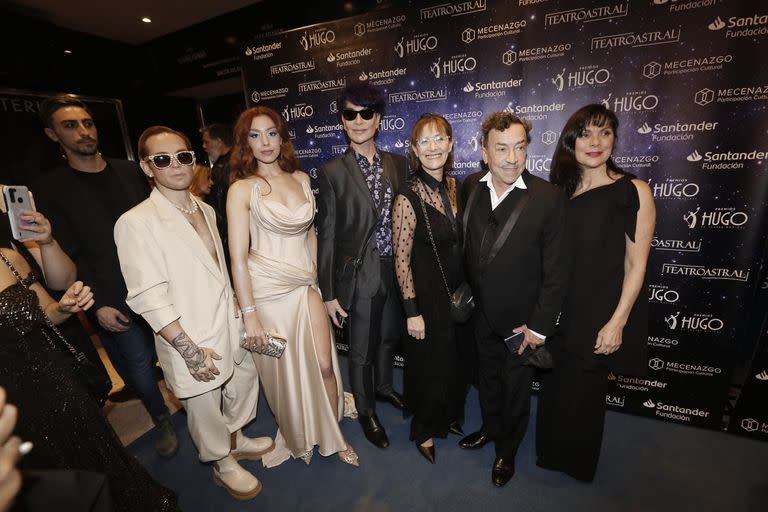 ¡Presente! Aníbal Pachano y su equipo de "Así vuelvo" también posaron elegantes ante los flashes