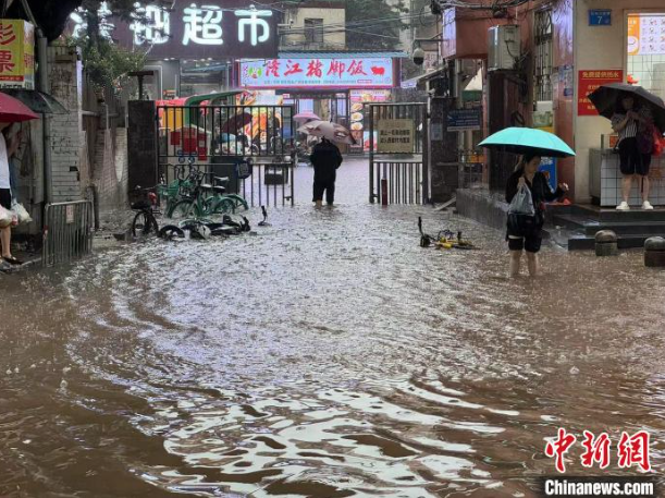 <strong>廣州因暴雨部分街道出現淹水。（圖／翻攝《中新網》）</strong>