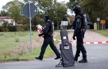 Police officers gather in Wiedersdorf