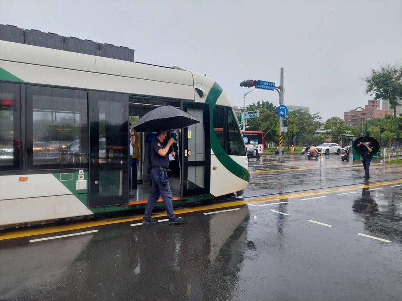 婦人騎車擦撞高雄輕軌列車後逃逸，警方到場採證。（翻攝畫面）