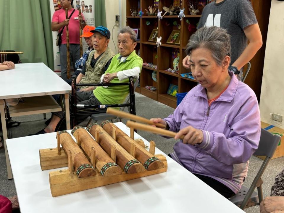 《圖說》板橋榮家長輩體驗敲打木鼓。〈板橋榮家提供〉