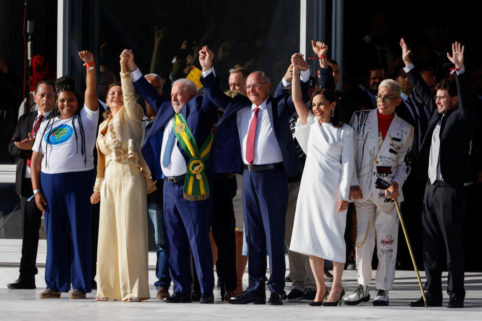 O presidente Luiz Inacio Lula da Silva, sua esposa Janja da Silva, o vice-presidente Geraldo Alckmin e sua esposa Maria Lucia Ribeiro Alckmin (Lu Alckmin) durante posse no Pal&#xe1;cio do Planalto em Bras&#xed;lia, 1 de janeiro de 2023 (Foto: Adriano Machado/Reuters)