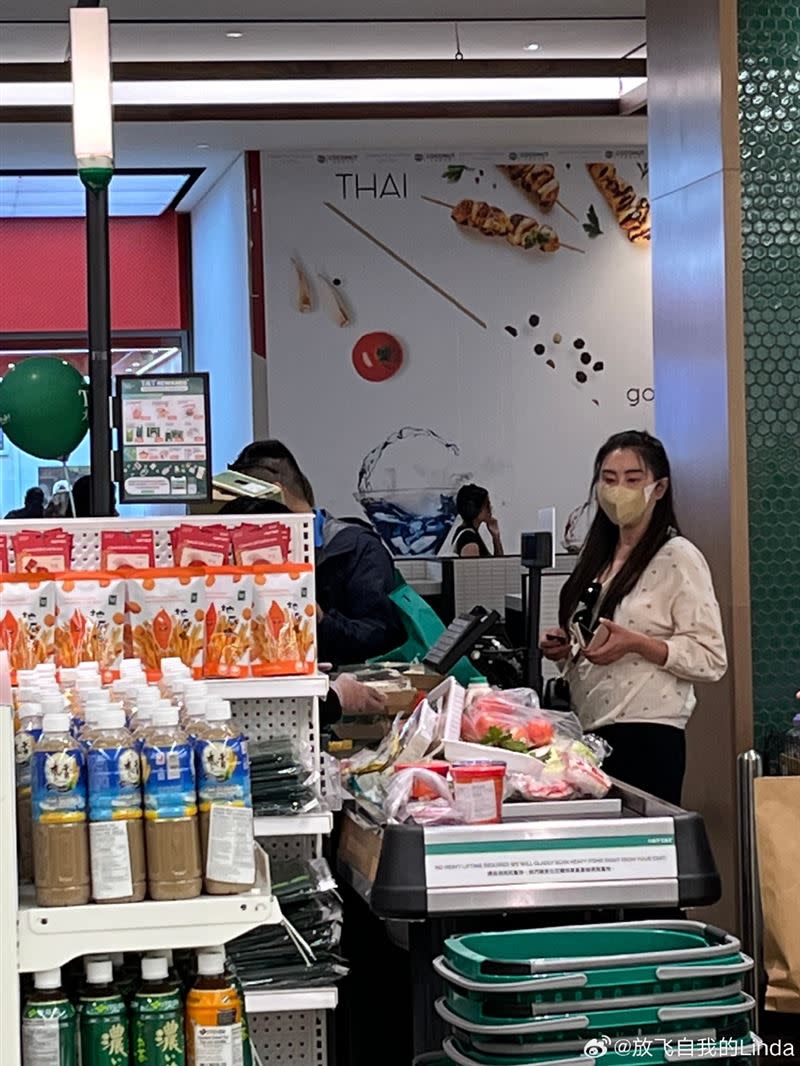 王祖賢在多倫多超市被偶遇。（圖／翻攝自微博）