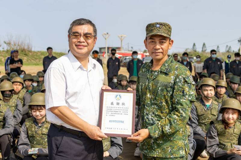 教育部感謝澎防部協助推展全民國防教育 陸軍澎湖防衛指揮部與教育部澎湖聯絡處合作辦理 「高中職學生實彈射擊體驗活動」，19日在澎防部五 德營區實彈射擊訓練場邀請青年學子體驗國軍訓練日 常，國教署學務校安組長葉信村（前左）到場頒贈感 謝狀給澎防部。 （澎湖防衛指揮部提供） 中央社   113年4月19日 