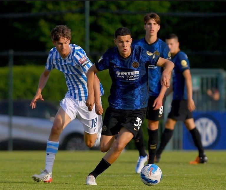 Valentín Carboni con la camiseta de Inter de Milán; atrás, Cesare Casadei, emblema de Italia en el vigente Mundial Sub 20.