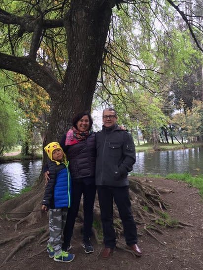 María junto a su hermano Cristian y su hijo menor en 2016.