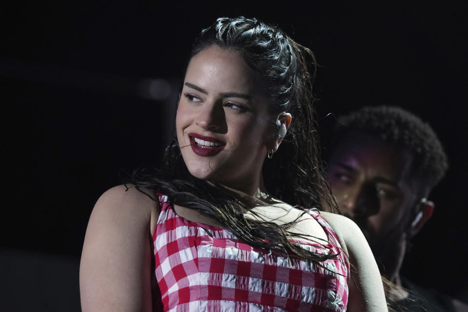 La cantante española Rosalía durante su presentación en el festival Axe Ceremonia en el parque Bicentenario en la Ciudad de México el domingo 2 de abril de 2023. (Foto AP/Marco Ugarte)