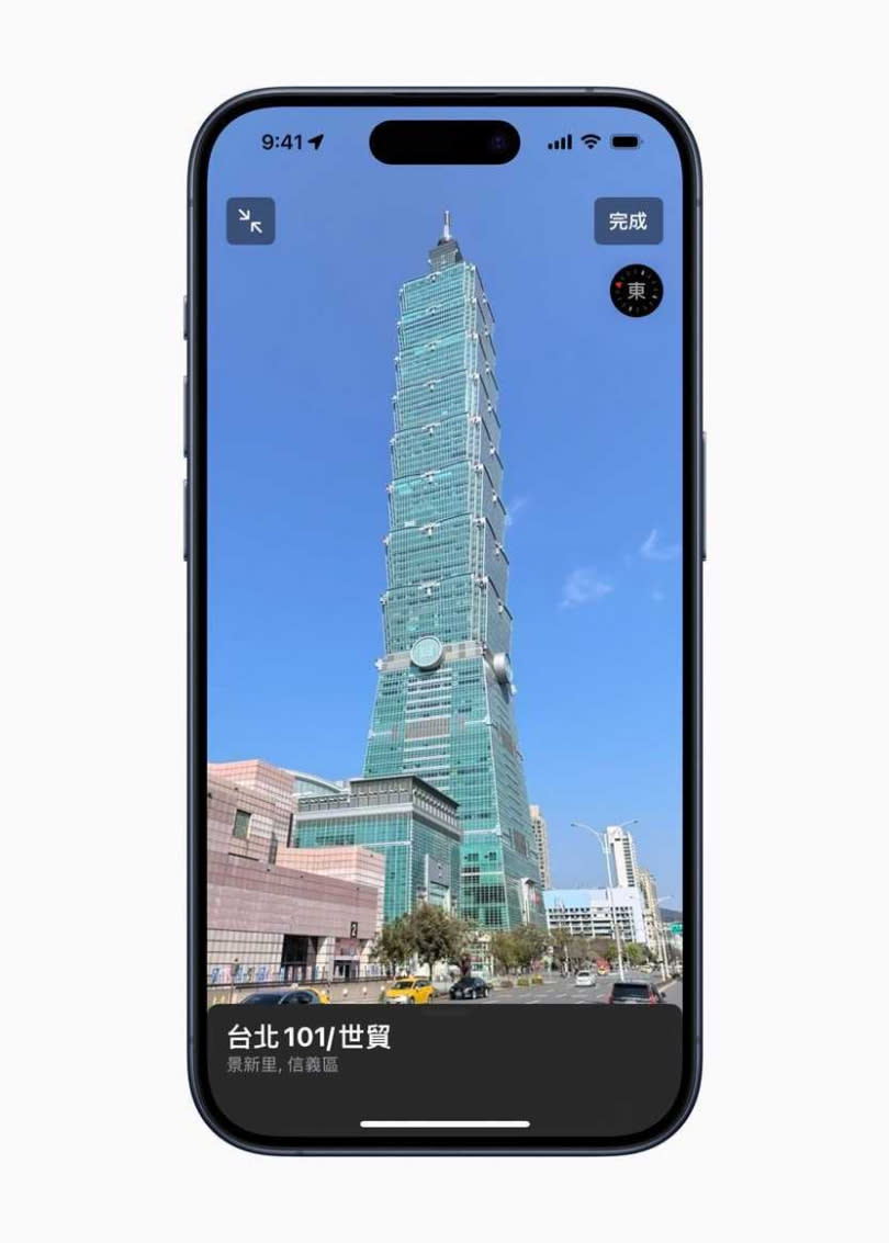 使用者可以藉由「環視」功能進行虛擬探索，具有互動式街道影像。（圖／Apple提供）