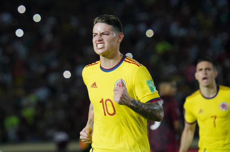 Foto de archivo. El jugador de la selección colombiana de fútbol James Rodríguez celebra un gol en un partido contra Venezuela en la eliminatoria sudamericana clasificatoria al Mundial en el Estadio Cachamay de Ciudad Guayana