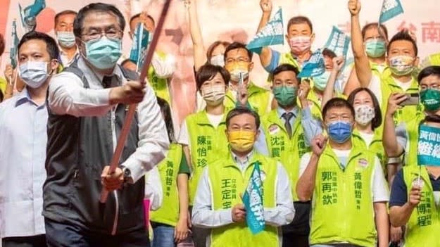 郭再欽（右一）捲入台南學甲爐碴案，遂辭去民進黨中執委。翻攝蔡英文臉書