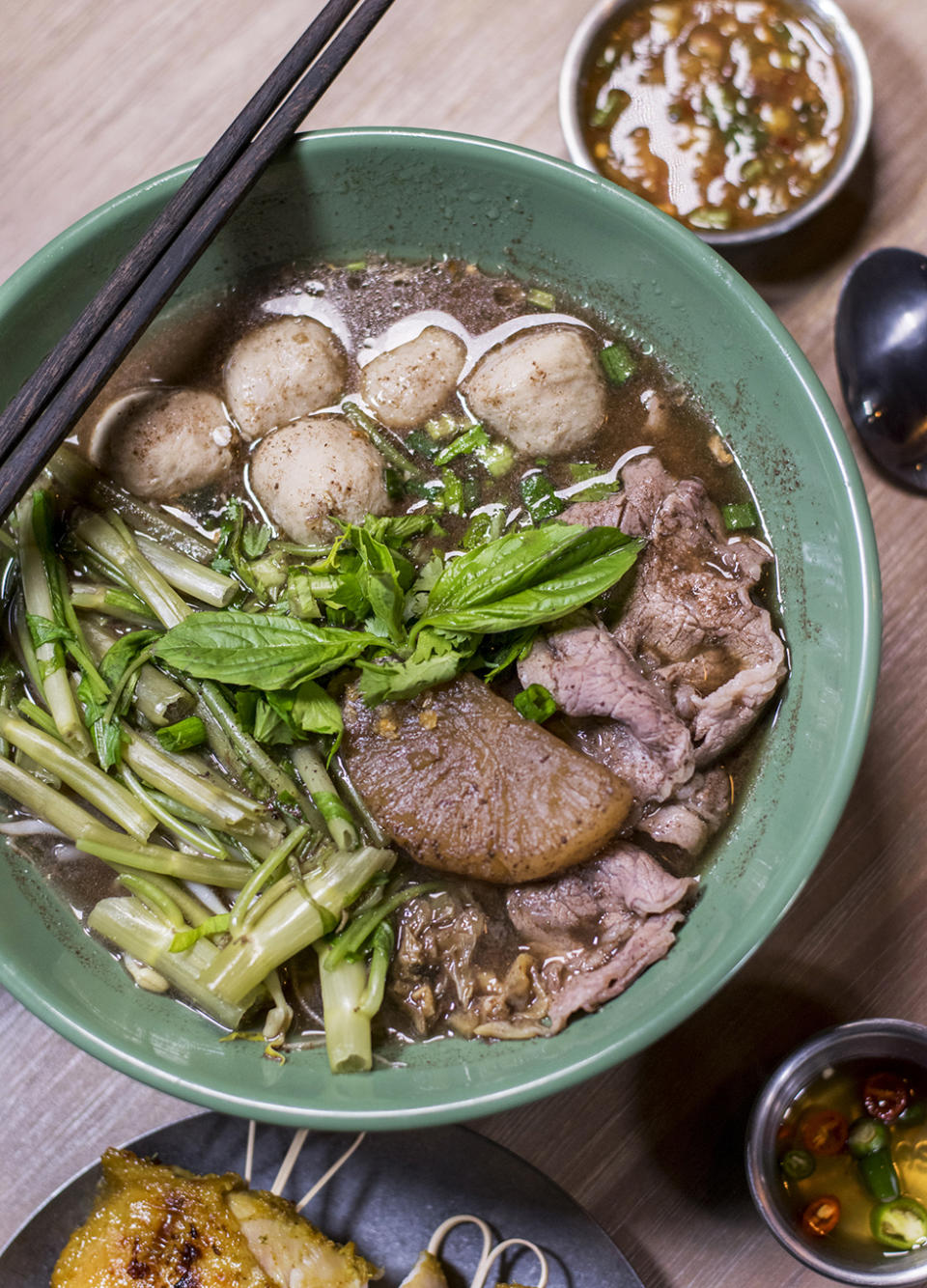 旺角美食︱泰菜館濃厚泰國船麵！豬骨湯底加豬血熬湯膽+必食古法燒雞髀