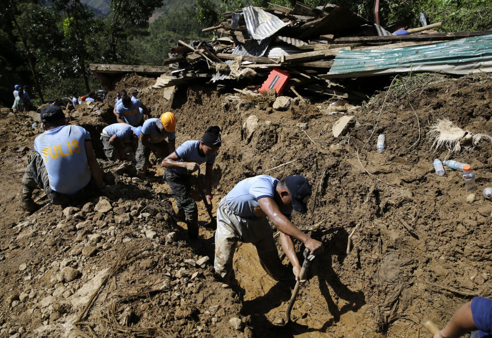 Rescatistas continuaban el lunes 17 de septiembre de 2018 con las labores para rescatar a las víctimas que quedaron enterradas bajo un deslizamiento provocado por el tifón Mangkhut, en la provincia norteña de Benguet, Filipinas. (AP Foto/Aaron Favila)