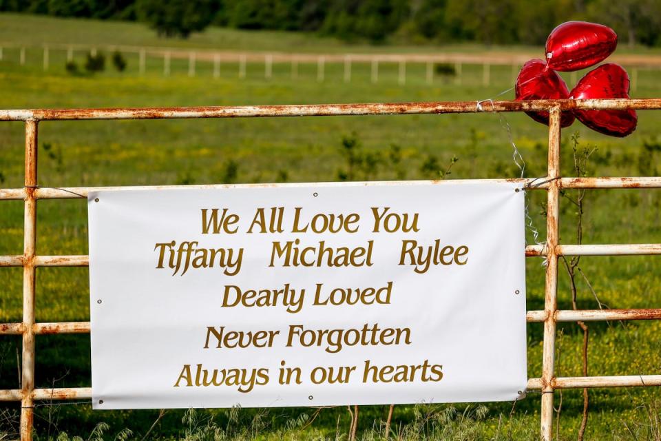 Memorial hanging on a gate close to where the bodies were found (OKLAHOMAN)