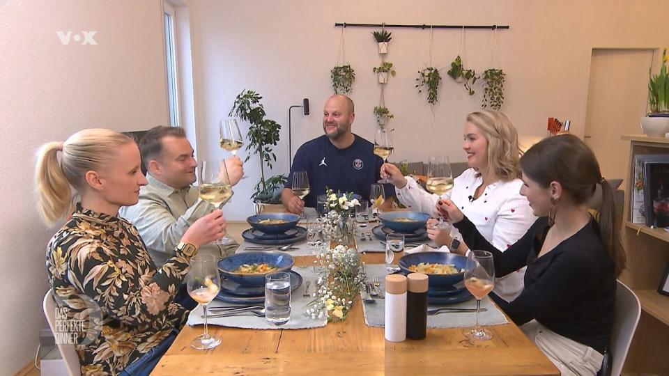 Die indische Suppe steht auf dem Tisch, von links: Sarah, Jürgen, Gastgeber Marc, Natalie und Julia.
 (Bild: RTL)