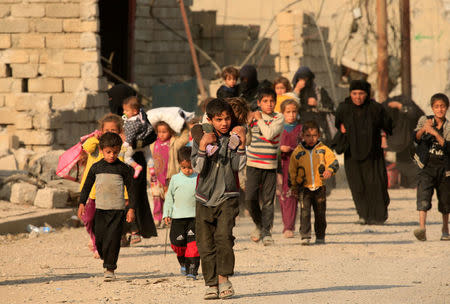 Displaced people who fled the violence of Islamic State militants in Hammam al-Alil, south of Mosul, head to safer territory in Iraq November 7, 2016. REUTERS/Thaier Al-Sudani