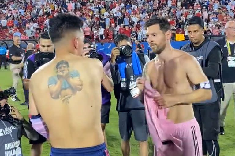 El momento en el que Leo Messi intercambió camisetas con Alan Velasco, quien dejó al descubierto su tatuaje de Diego Armando Maradona