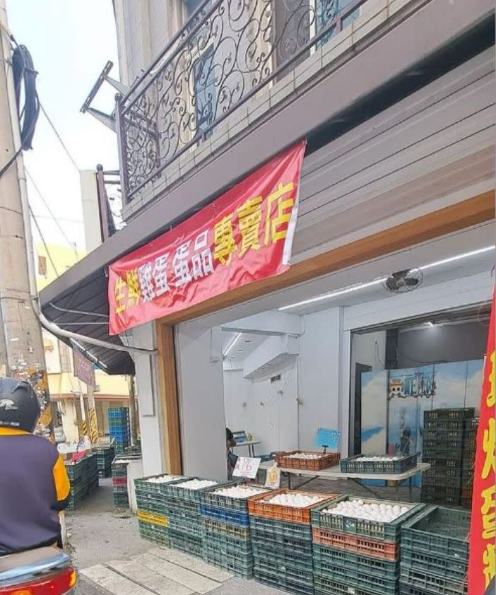 ▲網友表示路過彰化路口，發現有攤商有大量雞蛋正在販售。（圖/爆廢公社二館）