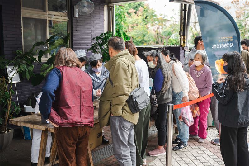 三井「夢幻海鮮季」北海道 2L 生食級大干貝試吃活動人潮絡繹不絕。（圖／業者提供）