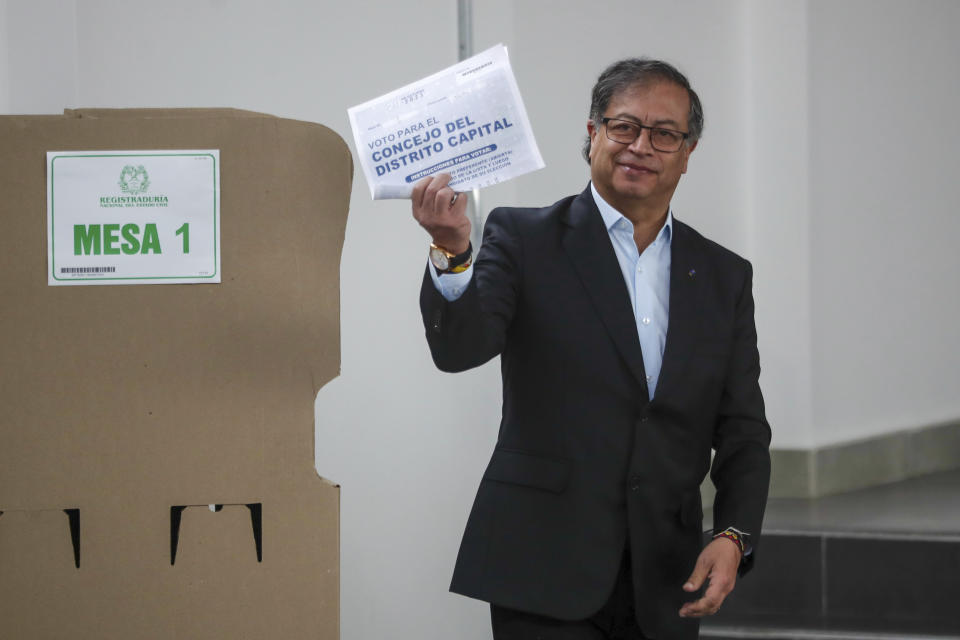 El presidente de Colombia, Gustavo Petro, muestra su boleta en las elecciones locales y regionales en Bogotá, Colombia, el domingo 29 de octubre de 2023. (Foto AP/Iván Valencia)