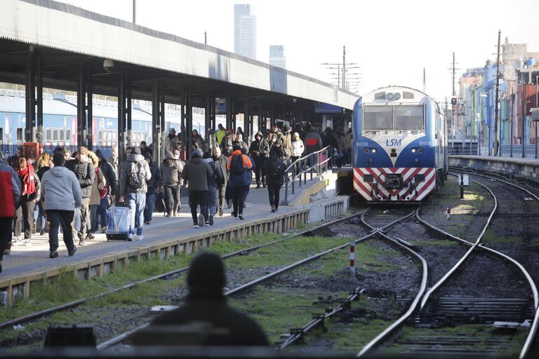 Los pasajeros de la línea San Martín ya pueden viajar hasta la terminal de Retiro, dos meses después del choque en Palermo