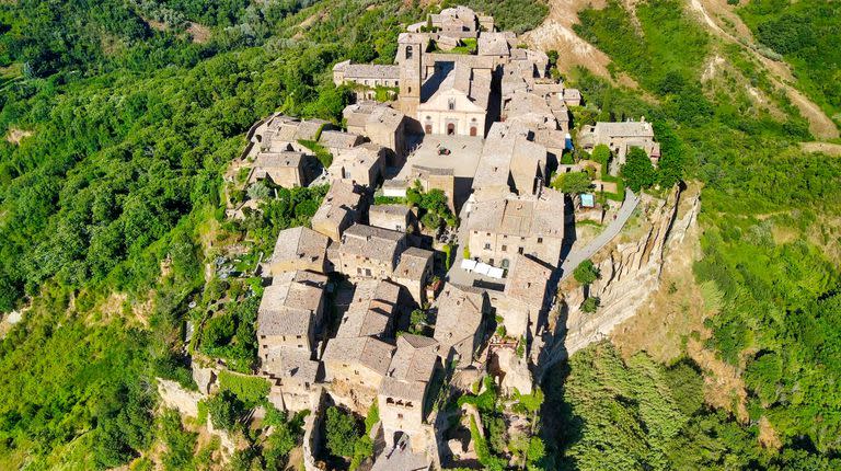 Aunque no viven en forma permanente, un puñado de ricos y famosos compraron y restauraron casa en Civita