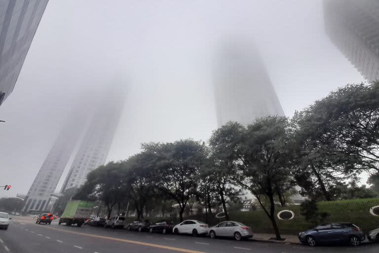 Los edificios de Puerto Madero ocultos por la niebla 