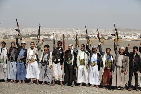 Tribesmen loyal to the Houthi movement shout slogans and raise their weapons during a gathering to show their support for the group, in Yemen's capital Sanaa December 14, 2015. REUTERS/Khaled Abdullah