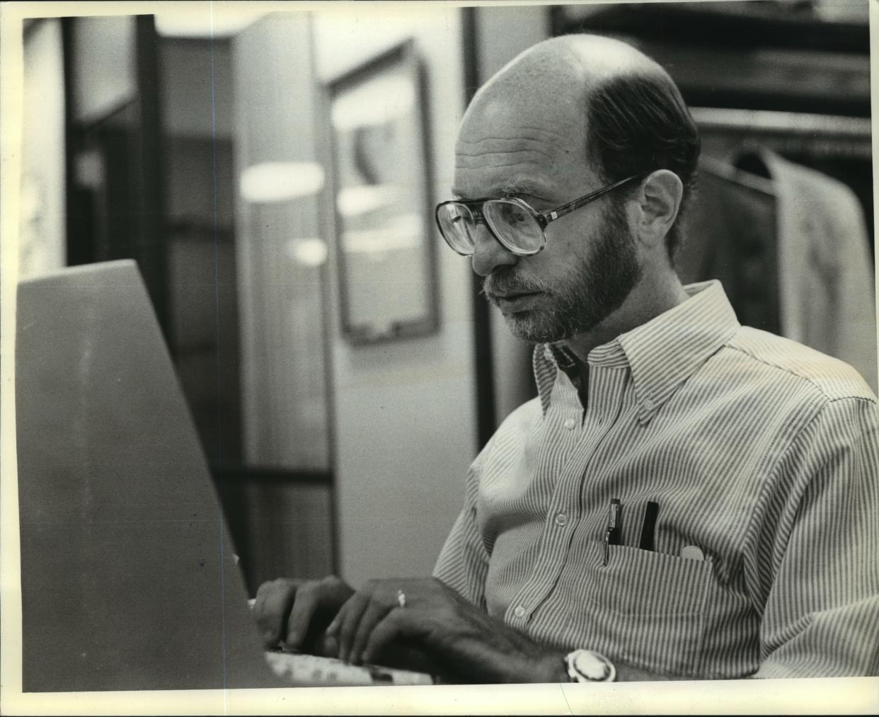 Milwaukee Journal TV/radio critic Mike Drew works on a column in this 1981 photo. Drew, who wrote about Milwaukee broadcasting for 43 years in The Journal and Milwaukee Journal Sentinel, died Aug. 10 at age 90.